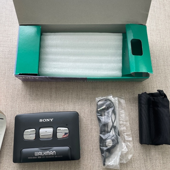 Sony WM-EX510 Walkman (Cassette Player) - Picture 6 of 10